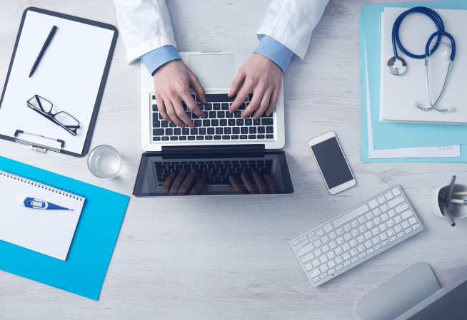 Photo de bureau d'un jeune médecin libéral